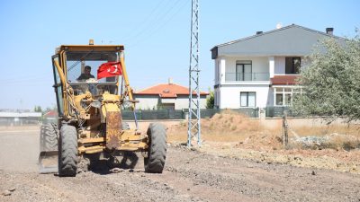 Aksaray Belediyesi ekipleri şehir içerisinde gerçekleştirdiği çalışmalar kapsamında yolların iyileştirilmesine