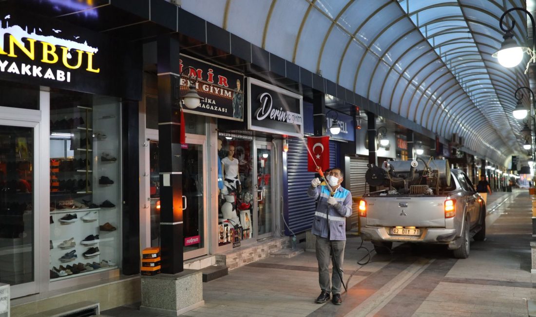 Aksaray Belediyesi ekipleri şehir içerisindeki çalışmalar kapsamında, şehir merkezinde ilaçlama