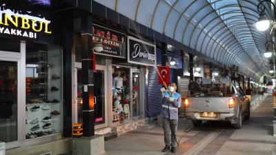 Aksaray Belediyesi ekipleri şehir içerisindeki çalışmalar kapsamında, şehir merkezinde ilaçlama