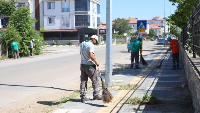 Aksaray Belediyesi şehrin birçok noktasında temizlik yaparak çevre düzenlemesini sağlıyor.