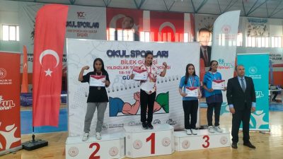 Aksaraylı öğrenci Döndü Azra Özcan, Gümüşhane'de düzenlenen Türkiye Bilek Güreşi