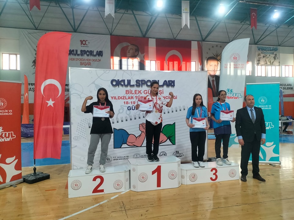 Aksaraylı öğrenci Döndü Azra Özcan, Gümüşhane'de düzenlenen Türkiye Bilek Güreşi