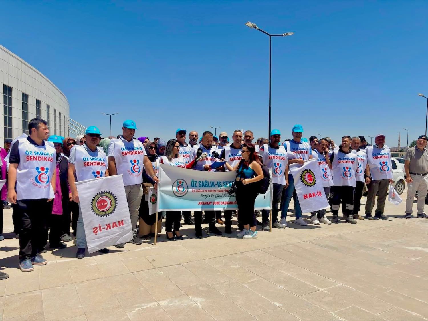 HAK-İŞ üyeleri, Aksaray’da TÜHİS’in yüzde 16’lık teklifine tepki göstererek insanca