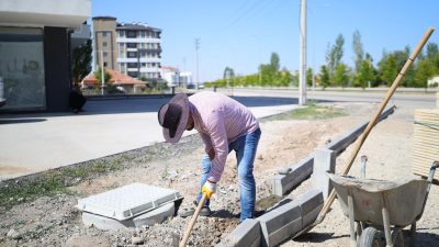 Aksaray Belediyesi, şehir içerisinde gerçekleştirdiği çalışmalar kapsamında çevre düzenleme çalışmalarını
