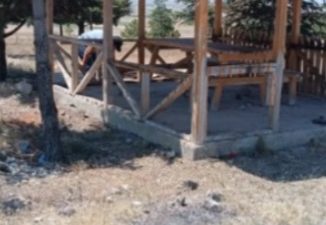 Saratlı Belediye Başkanı Cuma Kaplan, kasabadaki kamu alanlarına yönelik sorumsuz