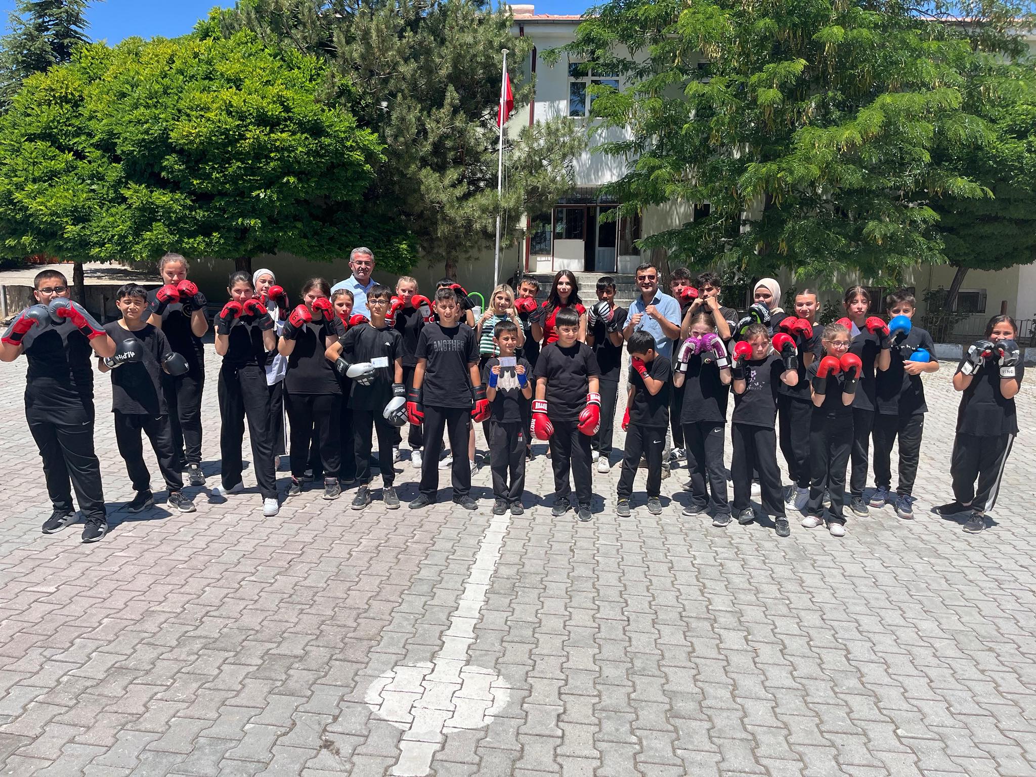 Sarıyahşi Kaymakamı Miyase Demirkoparan, Halk Eğitim Merkezi bünyesinde açılan kickboks