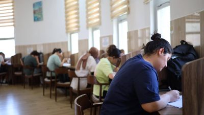 Üniversite hayali kuran gençler, kıraathane ortamında ders çalışıyor; belediye destek