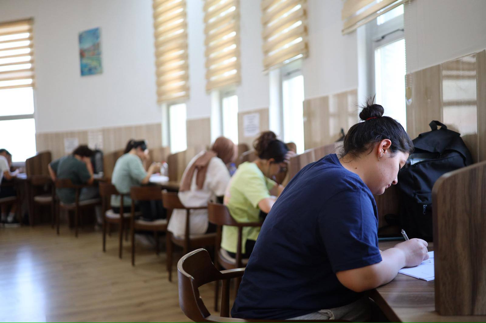 Üniversite hayali kuran gençler, kıraathane ortamında ders çalışıyor; belediye destek