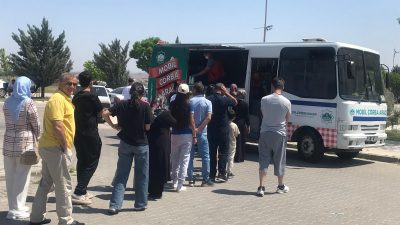 YKS sabahı Aksaray Belediyesi, sınav heyecanı yaşayan öğrenci velilerine çorba
