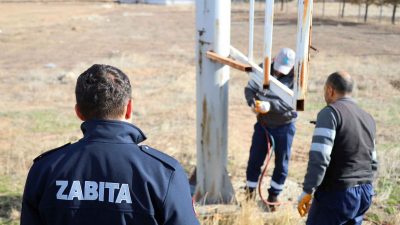 Aksaray Belediyesi Zabıta Müdürlüğü ekipleri, görüntü kirliliğine yol açan izinsiz