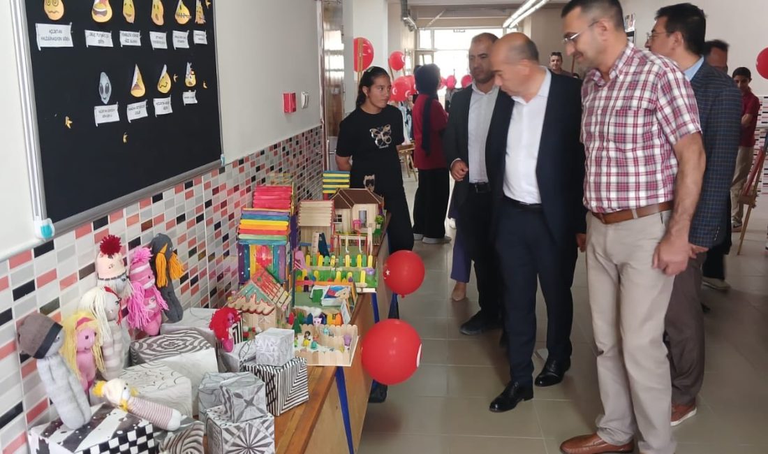 Yenikent Belediye Başkanı Ali Altınsoy, Şehit Recep İnce Ortaokulu’nda öğrenciler