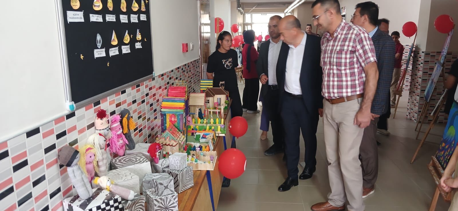 Yenikent Belediye Başkanı Ali Altınsoy, Şehit Recep İnce Ortaokulu’nda öğrenciler