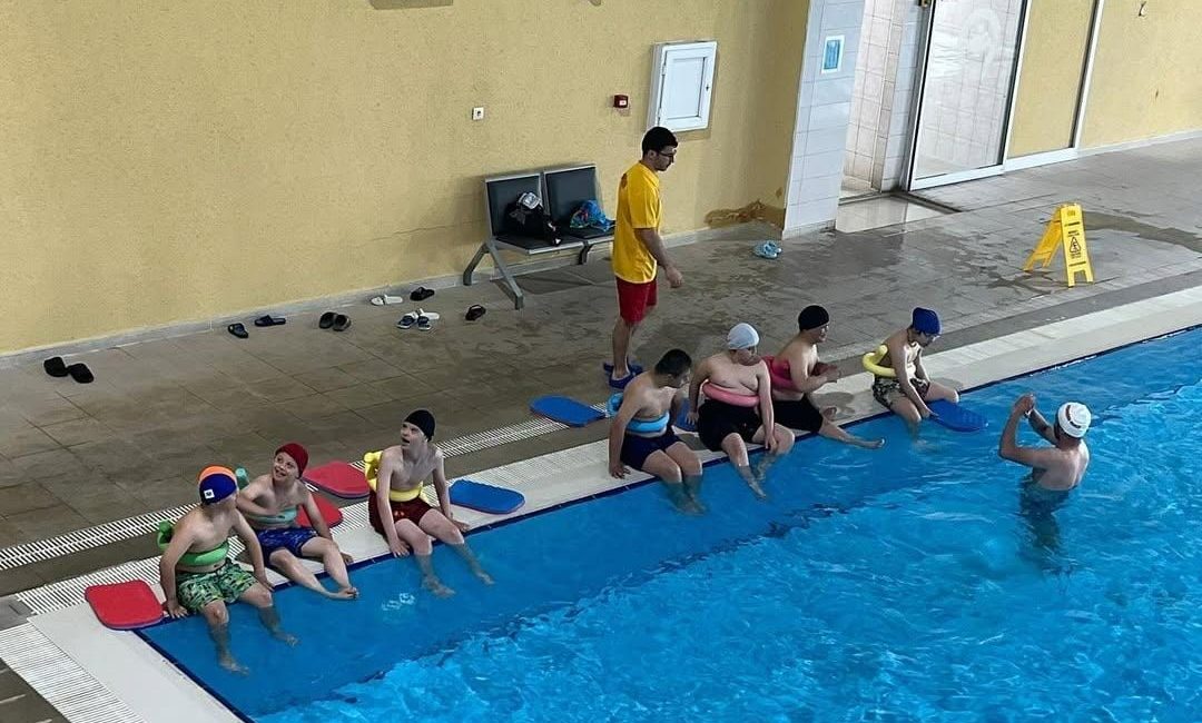 Aksaray’da engeller suya karıştı Aksaray Üniversitesi Spor Bilimleri Fakültesi’nin özel gereksinimli bireylere yönelik “Yüzerek