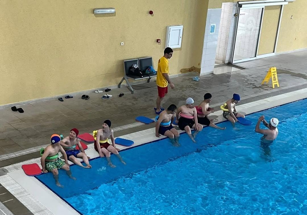 Aksaray Üniversitesi Spor Bilimleri Fakültesi’nin özel gereksinimli bireylere yönelik “Yüzerek