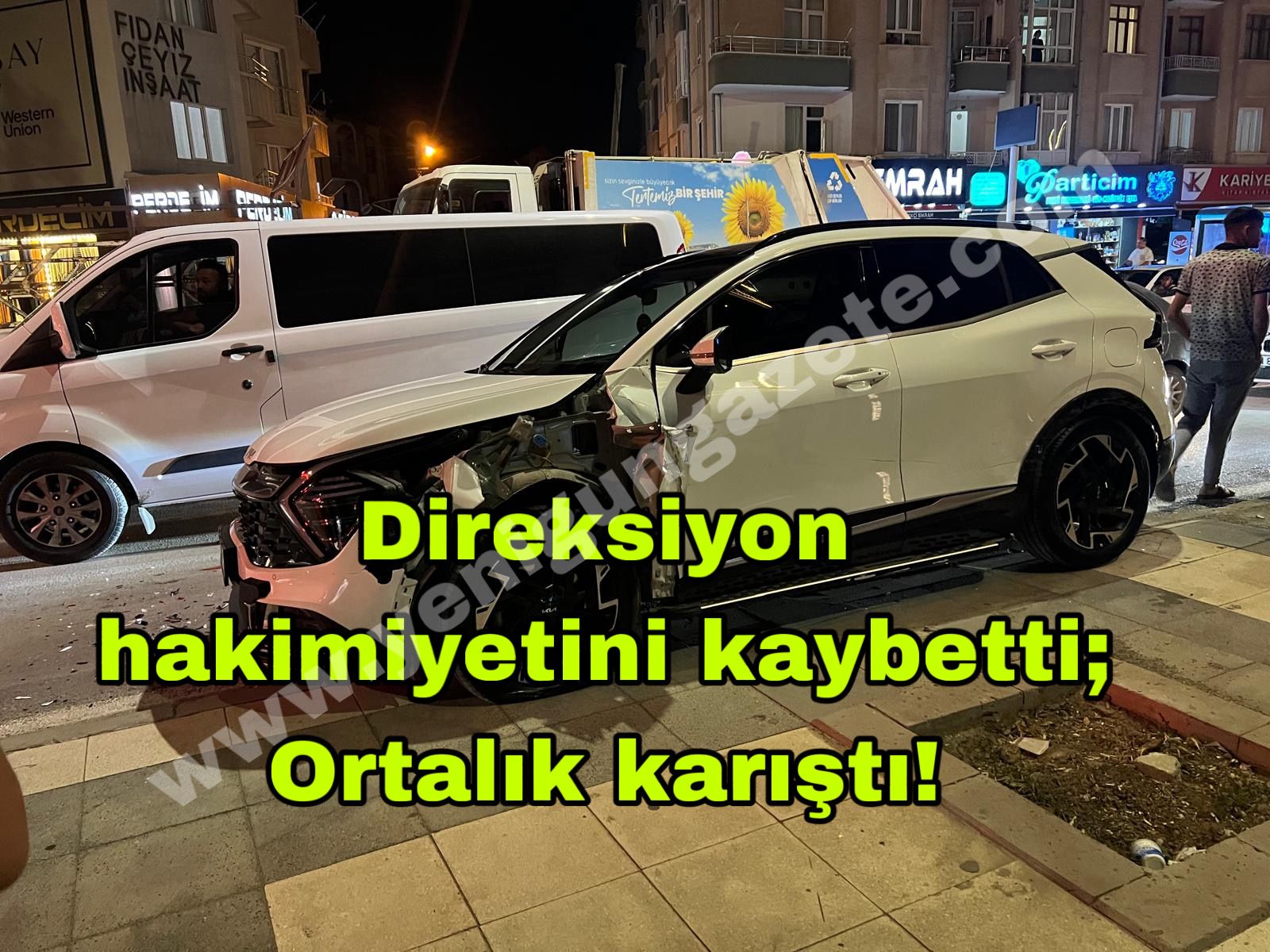 Aksaray’da kontrolden çıkan otomobil, refüje çıktıktan sonra lüks bir araca