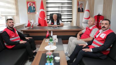 Aksaray Valisi Kumbuzoğlu, Kızılay Şubesi’ni ziyaret etti. Aşevi projesi konuşuldu,