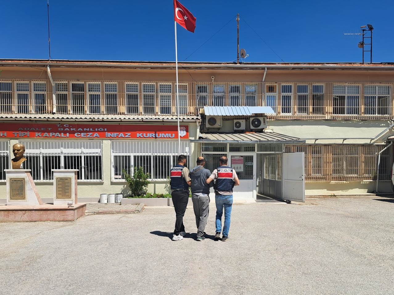 Eskişehir İl Jandarma Komutanlığı ekipleri tarafından kırmızı bültenle aranan şüpheli