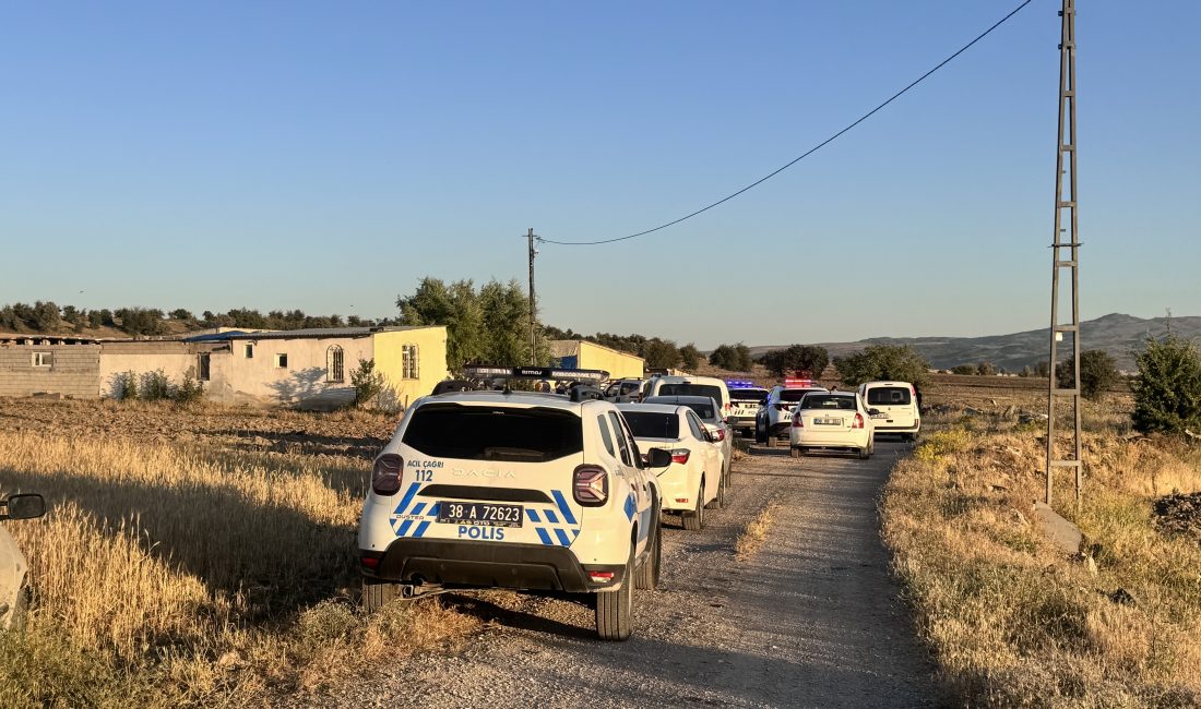 Kayseri'nin Melikgazi ilçesinde silahlı kavga çıktı. Çıkan kavgada 3 kişi