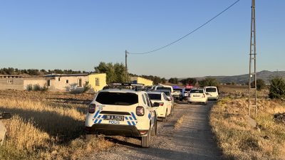 Kayseri'nin Melikgazi ilçesinde silahlı kavga çıktı. Çıkan kavgada 3 kişi