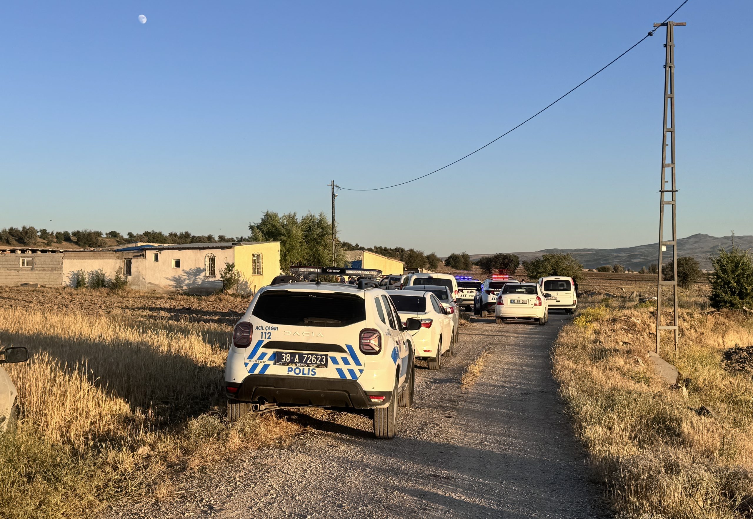 Kayseri'nin Melikgazi ilçesinde silahlı kavga çıktı. Çıkan kavgada 3 kişi