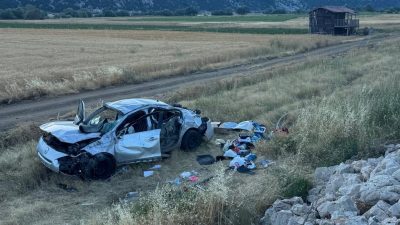 Konya’nın Derebucak ilçesinde yaşanan olayda otomobil tarlaya devrildi.  Devrilen otomobildeki