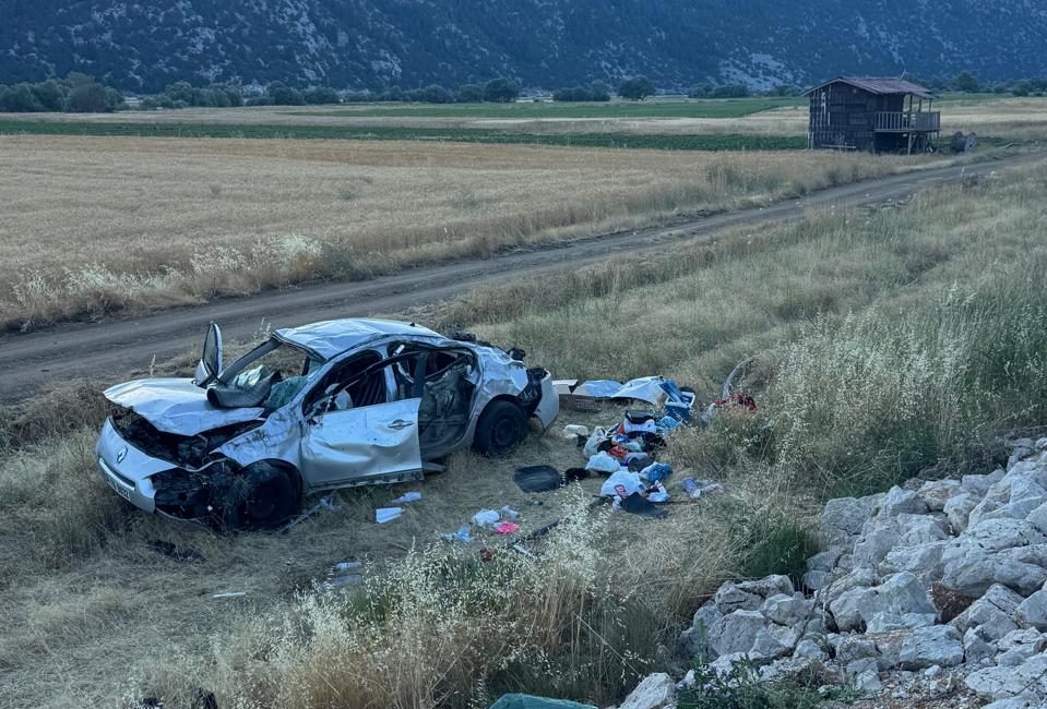 Otomobil tarlaya devrildi: 3 ölü, 3 yaralı Konya’nın Derebucak ilçesinde yaşanan olayda otomobil tarlaya devrildi. Devrilen otomobildeki