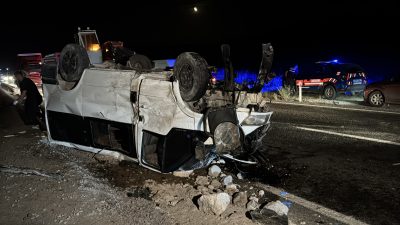 Nevşehir'in Avanos ilçesinde yaşanan olayda minibüs ile otomobil çarpıştı. Kazada