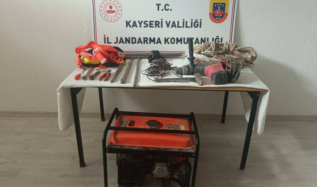 Kayseri'nin Talas ilçesinde izinsiz kazı yapan 3 şüpheli gözaltına alındı.