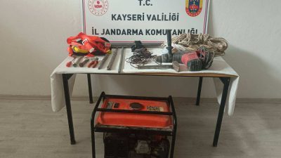 Kayseri'nin Talas ilçesinde izinsiz kazı yapan 3 şüpheli gözaltına alındı.