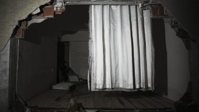 Ankara'da etkili olan sağanak nedeniyle bir binanın duvarının yıkılması sonucu