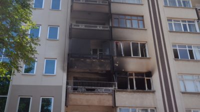 Konya'da meydana gelen olayda 5 katlı apartman dairesinde yangın çıktı.