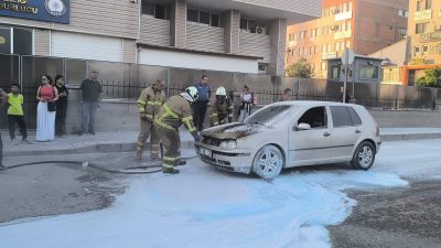 Kırıkkale'de seyir halindeki otomobilde yangın çıktı. Çıkan yangın, itfaiye ekiplerince