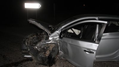 Konya'nın Beyşehir ilçesinde meydana gelen kazada iki otomobil çarpıştı. Çarpışma