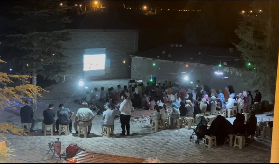 Aksaray'ın Eskil ilçesinde, Kur’an kursuna katılan çocuklar açık hava sineması