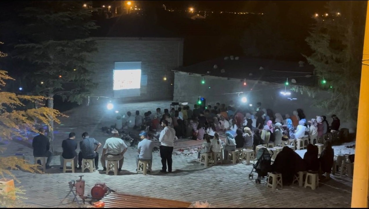 Aksaray'ın Eskil ilçesinde, Kur’an kursuna katılan çocuklar açık hava sineması