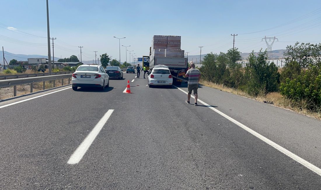 Çankırı'nın Çerkeş ilçesinde meydana gelen kazada tıra otomobil arkadan çarptı.