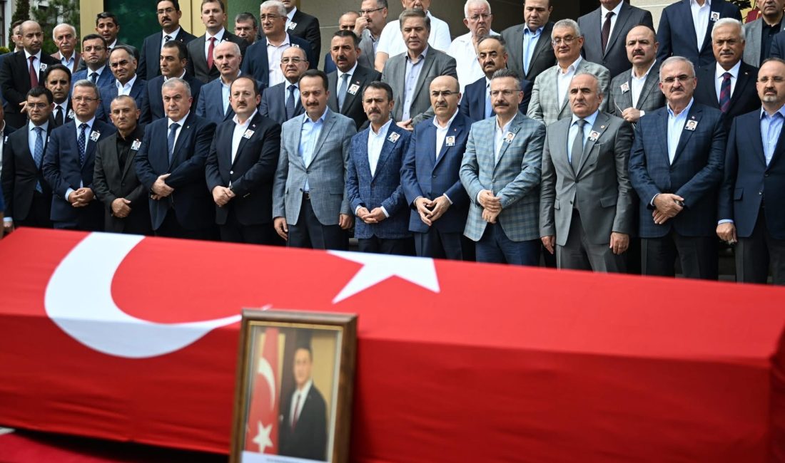 Vali Mehmet Ali Kumbuzoğlu, vefat eden Vali/Mülkiye Başmüfettişi Erol Karaömeroğlu’nun