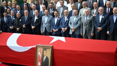 Vali Mehmet Ali Kumbuzoğlu, vefat eden Vali/Mülkiye Başmüfettişi Erol Karaömeroğlu’nun
