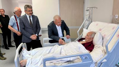 Vali Mehmet Ali Kumbuzoğlu, hastane ziyaretinde hasta ve yakınlarına acil