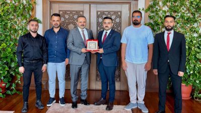 TÜGVA Aksaray İl Başkanı Mahmut Aliç ve yönetim kurulu üyeleri,