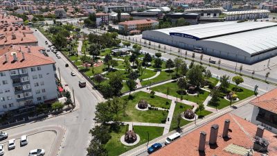 Yeşilin kalbinde, kitap okuyan gençten oyun oynayan çocuğa, kamelyada sohbet