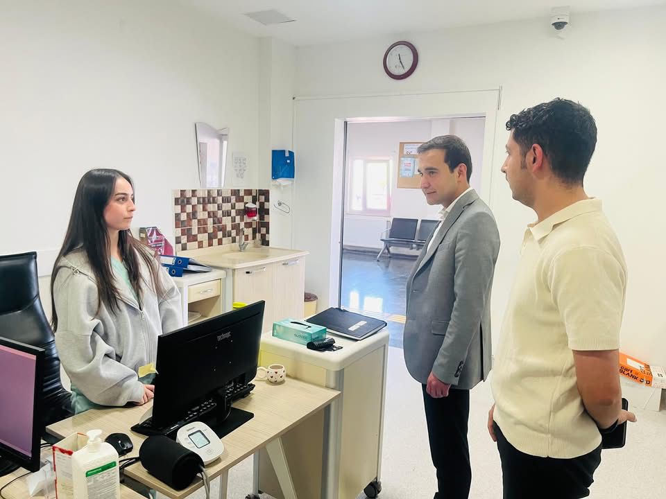 Eskil Kaymakamı Fuat Yurddaş, Devlet Hastanesi’nde tedavi gören hastaları ziyaret