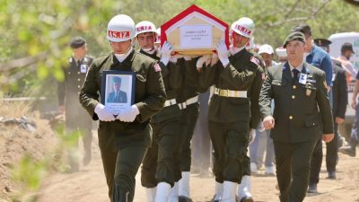 Aksaray Valisi Kumbuzoğlu, Güzelöz Köyü’nde Kıbrıs Gazisi Ceylan Altunkaya’nın cenaze