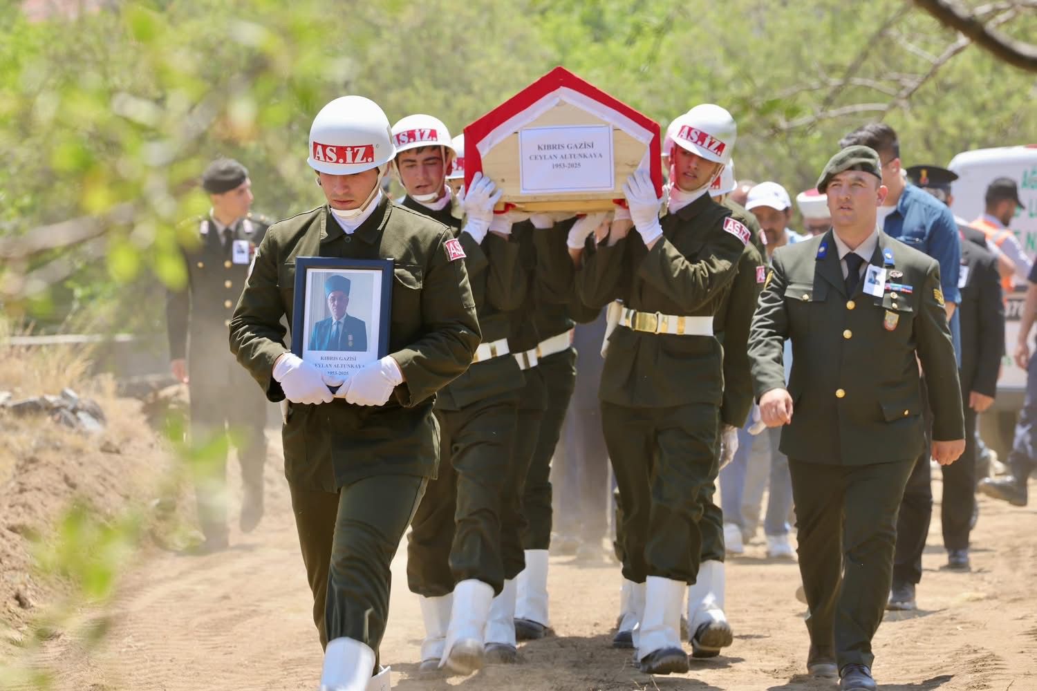 Aksaray Valisi Kumbuzoğlu, Güzelöz Köyü’nde Kıbrıs Gazisi Ceylan Altunkaya’nın cenaze