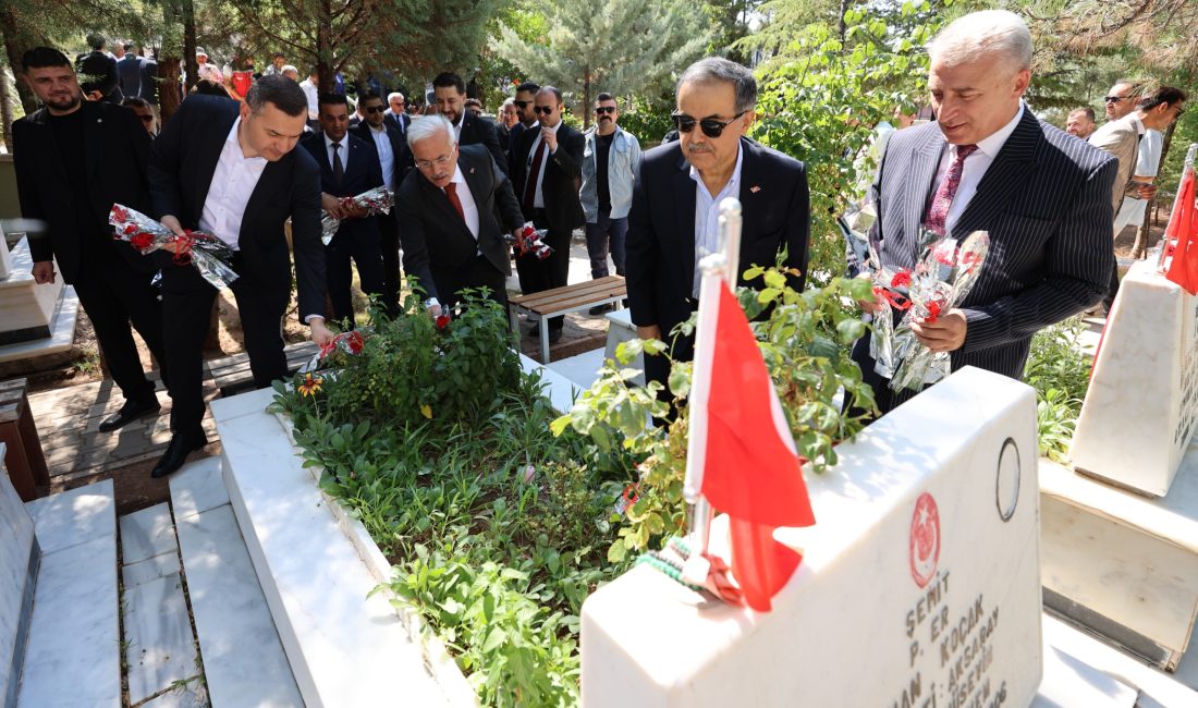 Vali Kumbuzoğlu ve protokol şehitliği ziyaret etti, tüm Aksaraylılar meydana