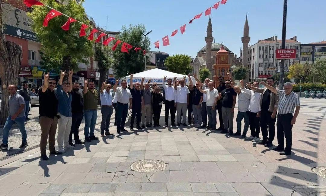 15 Temmuz Meydanı’nda aşureyle gönüller buluştu Aksaray Ülkü Ocakları, Muharrem ayı dolayısıyla düzenlediği aşure etkinliğinde vatandaşlarla