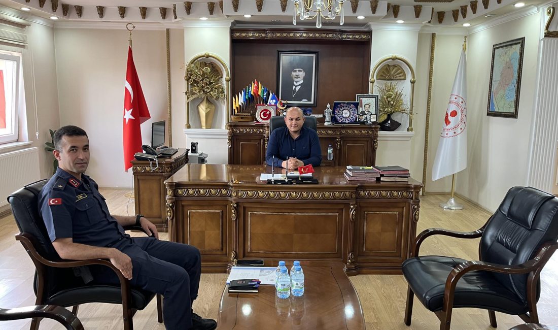 Kaymakam Korkmaz yeni jandarma komutanını makamında ağırladı Ağaçören Kaymakamı Metin Korkmaz, ilçeye yeni atanan İlçe Jandarma Komutanı