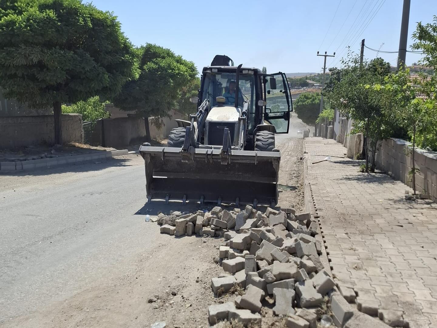 Ağaçören Belediyesi, ilçeye bağlı Çelikgöl Mahallesi’nde uzun süredir beklenen yol