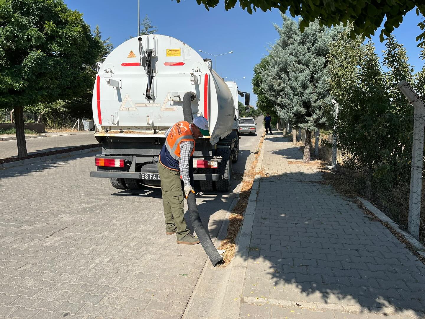 Ağaçören Belediyesi tarafından ilçede çevre temizliği çalışmaları tüm hızıyla devam