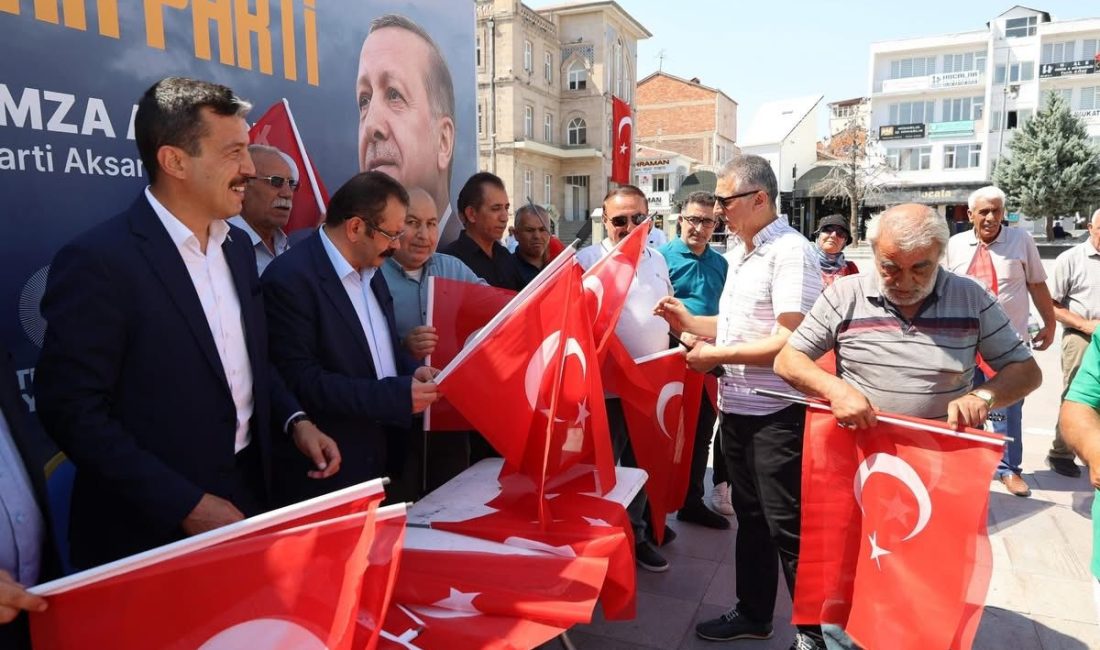 AK Parti teşkilatı, 15 Temmuz Milli İrade Meydanı’nda bayrak dağıtarak